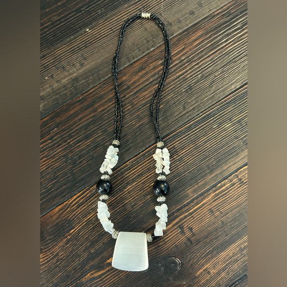 Black and White Beaded Necklace - Picture 5 of 9